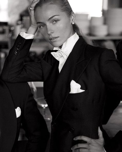 Chrissy Flessa on Instagram: “#mood #moodoftheday #suit #womensuits #style #fashion #dresstoimpress #classy #classyponytail #signetring #blacktie #whitebow #blacksuit…” Dandy Look, Valentina Zelyaeva, Mode Ab 50, Wedding Tux, Tuxedo Women, Smink Inspiration, Pastel Outfit, Tuxedo Wedding, Tuxedo Suit