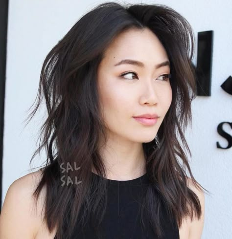 Asian Medium Hairstyle with Textured Waves Asian Lob Haircut Round Faces, Japanese Layered Haircut, Asian Lob Haircut, Shag Lob Haircut, Medium Asian Hair, Asian Haircut Ideas, Asian Hairstyles Women, Matrix Hairstyle, Layered Shag