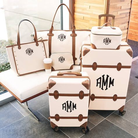 MARLEYLILLY on Instagram: “Raise your hand if you NEED this #new Vintage Travel Set 🙋‍♀️🙋‍♀️🙋‍♀️ ​· Start your collection at the 🔗 in bio today! #marleylilly…” Luxury Vintage Luggage For Formal Use, Retro Luggage Sets, Retro Travel Bags With Gold-tone Hardware, Designer Suitcases, Luxury Vintage Luggage With Sleeve, Personalized Suitcase, Vintage Louis Vuitton Luggage Antiques, Canvas Weekender Bag, Vintage Train Case