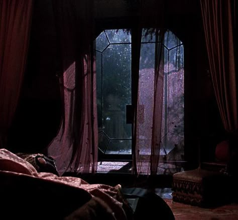 Vampire Gif Aesthetic, Dracula Bedroom, Vampire Aesthetic Gif, Dracula Gif, Vampire Gif, Dracula 1992, Dracula Book, Dracula Castle, Victorian Vampire