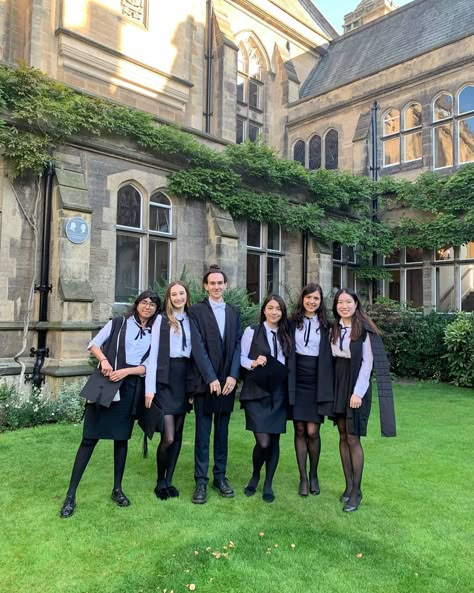 Harris Manchester College (@hmcoxford) posted on Instagram • Oct 19, 2019 at 1:25pm UTC Oxford University Uniform, Magic Academia, Oxford University England, European University, Oxford Student, Boarding School Aesthetic, Moving To London, Dream University, Studying Tips