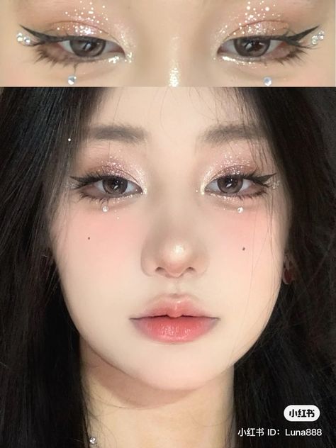 #douyintiktok #makeupideas Eye Makeup Inspo Eyeshadows, Golden Douyin Makeup, Chungha Makeup, Golden Makeup Look, Makeup Rhinestones, Golden Eye Makeup, Golden Makeup, Sparkly Makeup, Rhinestone Makeup