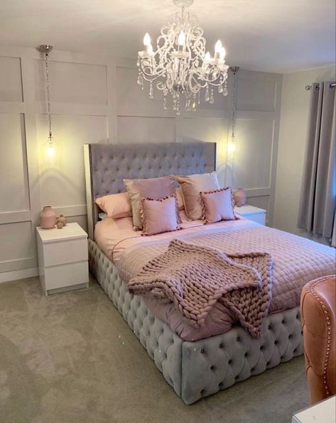 pink and grey bedroom decor Bedroom Decor Grey Pink, Chandelier Grey, Bedroom Ideas Pink, Curtain Aesthetic, Pink And Grey Room, Fancy Bedroom, Room Bedrooms, Silver Bedroom, Bedroom Teen