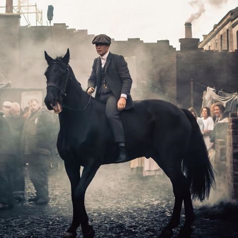 Peaky Blinders Cit.® on Instagram: “—(S1E1) The horse’s name is Monaghan Boy. Kempton. 3 o’ clock. Monday. You ladies have a bet yourselves but don’t tell anyone else. •…” Peaky Blinders Netflix, Peaky Blinders Season, Peaky Blinders Series, Peaky Blinders Poster, Peaky Blinders Wallpaper, Peaky Blinders Thomas, Red Right Hand, Peaky Blinders Tommy Shelby, Peaky Blinders Quotes