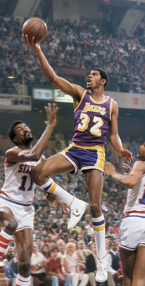 Magic Johnson Showtime Lakers, Basket Nba, Bola Basket, Lakers Basketball, Basketball Photography, Basketball Star, Nba Legends, Nba Stars, Basketball Legends