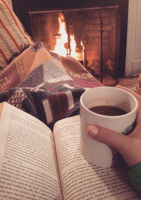 Heerlijk om op een koude avond onder een fleece deken te kruipen met een goed boek en een kop koffie voor de open haard. Raining Outside, Reading A Book, A Cup Of Coffee, Relaxing Day, Comfy Cozy, I Love Books, A Fire, Cup Of Coffee, Love Book