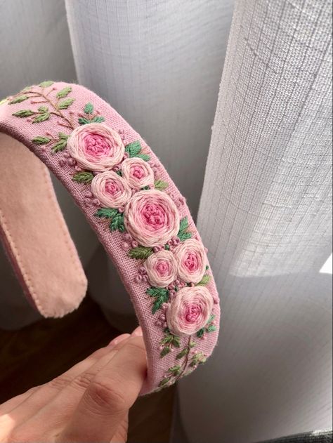 Hand Embroidery Hair Bands, Diy Baby Bows Headbands, Diy Baby Bows, Embroidery Hair, Embroidered Hair Bows, Diy Hair Accessories Ribbon, Diy Fabric Jewellery, Crochet Hair Clips, Handmade Hair Clip