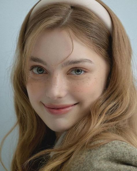 Innocent Face, Feyre Archeron, Reference Photos For Artists, 얼굴 드로잉, Bold Brows, Face Drawing Reference, Smoky Eyes, Portrait References, Face References