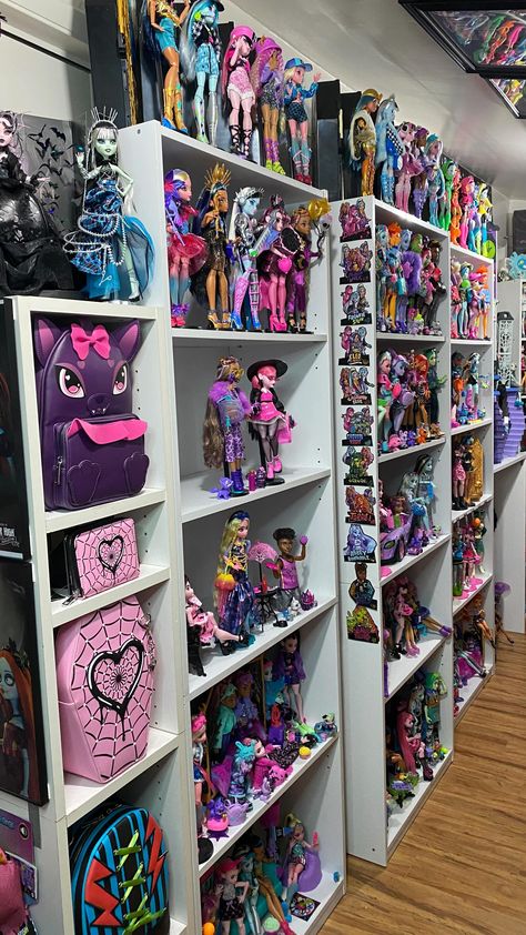 🎀Angel Loza Thurlow🎀 (@alozamh) • Instagram photos and videos Doll Collector Room, Monster High Collection Display, Monster High Display, Doll Display Ideas, Collection Display Ideas, Collectors Room Ideas, Monster High Bedroom, Monster High Room, Monster High Collection