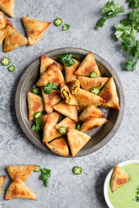 These finger food sized cocktail chana samosa are the perfect appetizer or snack! You make them using spring roll wrappers and can bake them or fry them to cook. They can also be made with phyllo dough if baking. #veganindian #indianfood #samosa #vegansnack #veganappetizer #veganside #dal #lentils #chanadal Samosa Food Photography, Finger Food Indian, Samosa Photography Styling, Finger Food Photography, Potli Samosa, Mini Food Appetizers, Couple Recipes, Vegetable Samosa, Best Indian Recipes