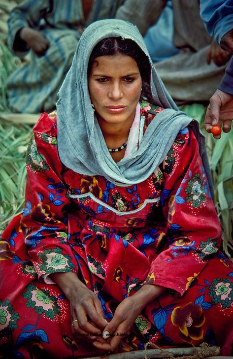 Souwad, Bedouin market, El Fayoum Oasis, Egypt Female Farmer, Egyptian Women, Woman Sitting, We Are The World, Cultural Diversity, Foto Art, People Of The World, World Cultures, North Africa