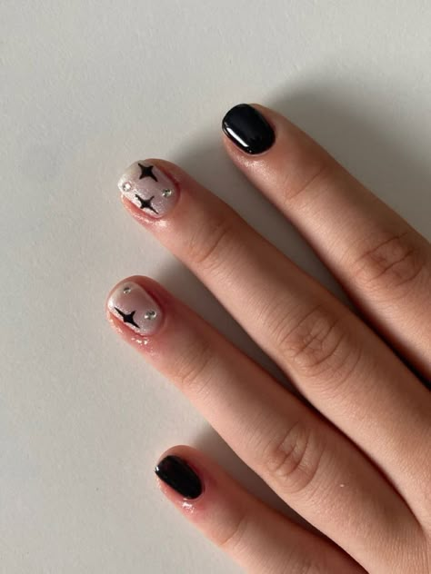 Nails For Orchestra, Nail Rock Style, Simple Shellac Nails Designs, Kpop Inspired Nails Skz, Nail Art Black Aesthetic, Short Natural Nail Designs Gel, Natural Nail Ideas Short, Guitarist Nails, Transparent Black Nails