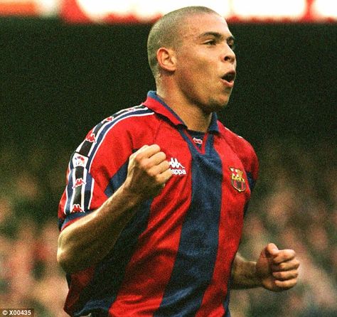 Ronaldo at Barcelona... 20 years ago a Brazilian whirlwind arrived at the famous Nou Camp before setting La Liga alight Ronaldo Barcelona, Brazilian Soccer Players, Ronaldo 9, Atlanta Olympics, Fc Chelsea, Football Images, Fc Porto, Barcelona Fc, Soccer Match