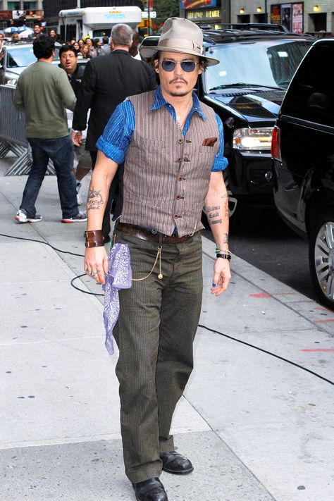 The Johnny Depp Look Book Johnny Depp Girlfriend, 90s Male Fashion, 90s Fashion Men Outfits, Johnny Depp News, Summer Grunge Outfits, Vest Outfits Men, Johnny Depp Style, Celana Fashion, Johnny Depp Pictures