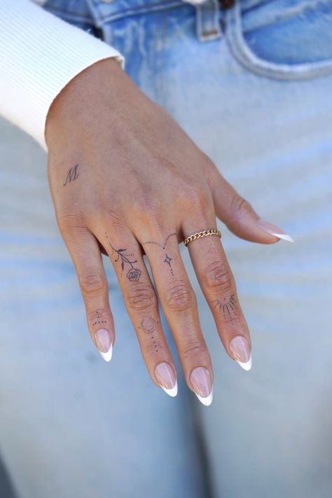 Wörter Tattoos, Small Tattoo Placement, Small Girly Tattoos, Small Finger Tattoos, Finger Tattoo For Women, Hand And Finger Tattoos, Muster Tattoos, Small Pretty Tattoos, Petite Tattoos