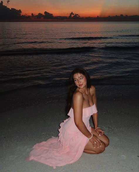 Beach Dress Photoshoot, جزر المالديف, Beach Photo Inspiration, Beach Instagram Pictures, Summer Poses, Summer Picture Poses, Pose Fotografi, Adorable Outfits, Beach Pictures Poses