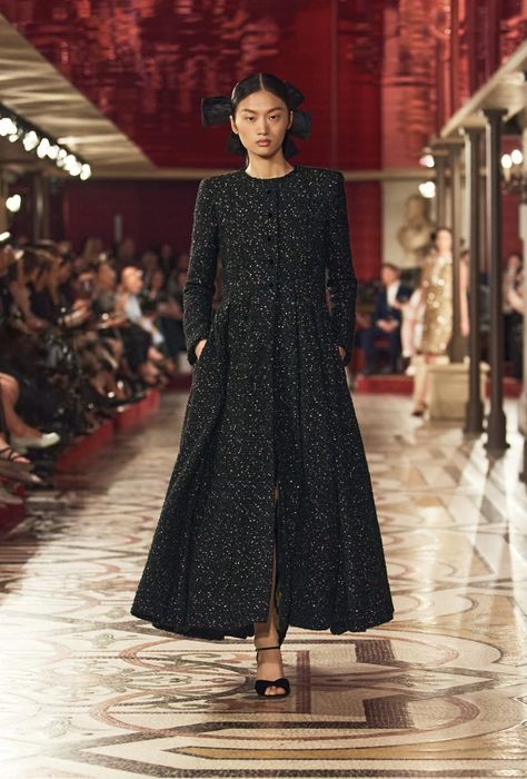 Fall-Winter 2024/25 Haute Couture Show - Look 22 | CHANEL A Night At The Opera, Chanel Couture, Chanel Official, Chanel Haute Couture, Chanel Official Website, White Gowns, Tweed Dress, Evening Dresses Long, Fashion Shoot