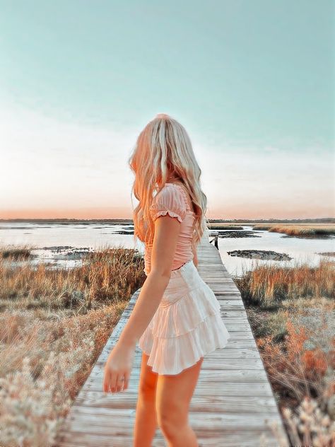 Background Place Aesthetic, Summer Beach Wallpaper, Preppy Pfp, Preppy Inspiration, Preppy Spring, Preppy Beach, Preppy Girls, Summer Picture Poses, Baddie Outfits Ideas