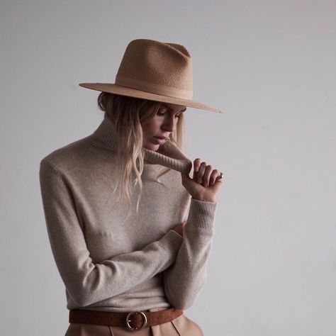 SIMONE | #janessaleone Hat Outfit Winter, Neutral Tone Outfits, Camel Outfit, Camel Pants, Look Zara, Beige Hat, Hat Outfit, Beige Outfit, Winter Boho