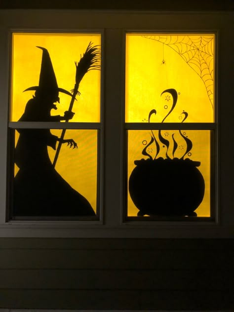 Ideas for DIY Halloween Window Silhouettes with butcher paper and black paint. Click to see more ideas. #halloween #halloweendecorations #halloweendecor #halloweenart #spooky #diy #halloweencrafts #crafts Diy Halloween Window Silhouettes, Diy Halloween Window, Porche Halloween, Halloween Window Display, Halloween Window Silhouettes, Strašidelný Halloween, Window Silhouette, Halloween Window Decorations, Halloween Decor Diy