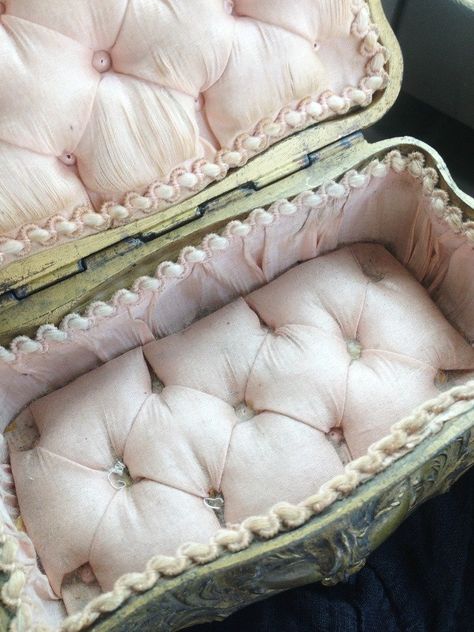 Pink Tufted Louis XVI Style Jewelry Box Fabric Boxes, Antique Boxes, Louis Xvi Style, French Chic, Vintage Box, Louis Xvi, Shabby Chic Decor, Vintage Love, Marie Antoinette