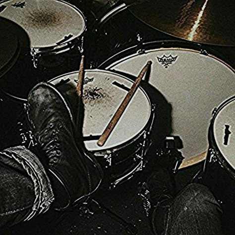 Dark Drums Aesthetic, Arabella Aesthetic, Grunge Sharpen, Grunge Pictures, Rock Aesthetic, Guitar Obsession, Cool Electric Guitars, Music Aesthetic