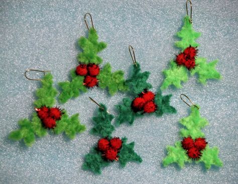 #pipe cleaner holly berry earrings 2013 NOV Craft Pipe Cleaners, Berry Earrings, Pipe Cleaner Crafts, Pipe Cleaners, Christmas Crafts For Gifts, Holly Berry, Fabric Flowers Diy, Seasonal Crafts, Camping Art