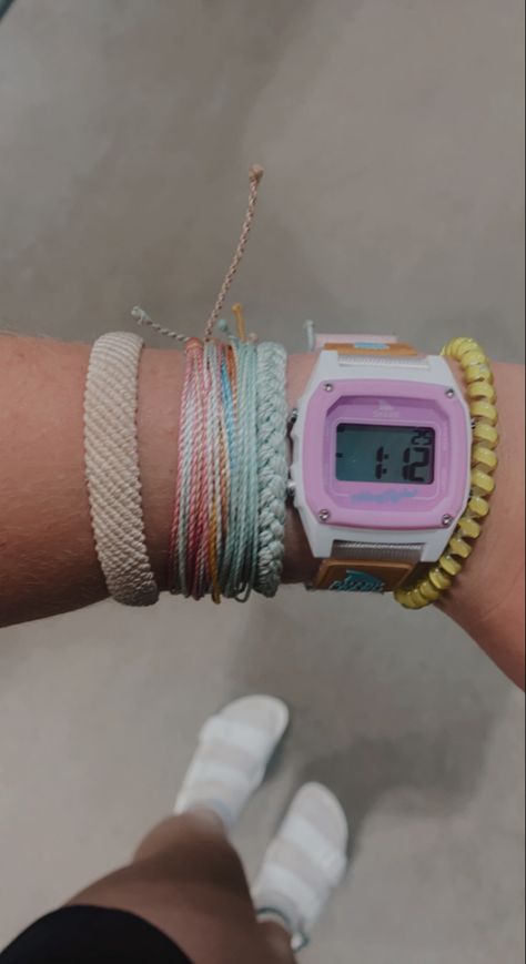 Carry On Bag Packing, Summer Vibe Aesthetic, Friendship Bracelet Stack, Beach Girl Style, Freindship Bracelets, Bracelet Stack Ideas, Coastal Bracelet, Shark Watch, Obx Summer