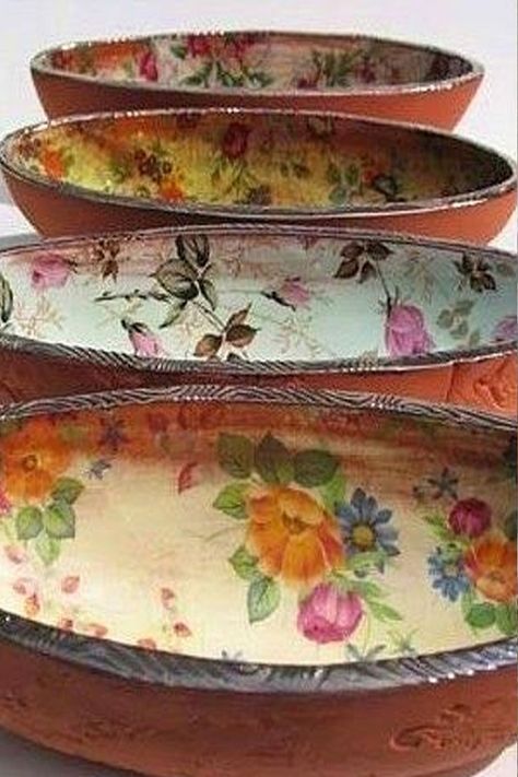 Diy Terra Cotta Pots, Terracotta Flower Pots, Terra Cotta Pots, Decoupage Diy, Decoupage Furniture, Decoupage Ideas, Pot Crafts, Clay Pot Crafts, Clay Pot