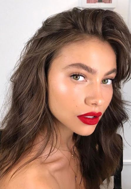 Trucco Glam, Red Lips Makeup Look, Gold Eyeliner, Video Makeup, New Year's Makeup, Red Lipstick Makeup, Makeup Tip, Red Lip Makeup, Pinterest Makeup