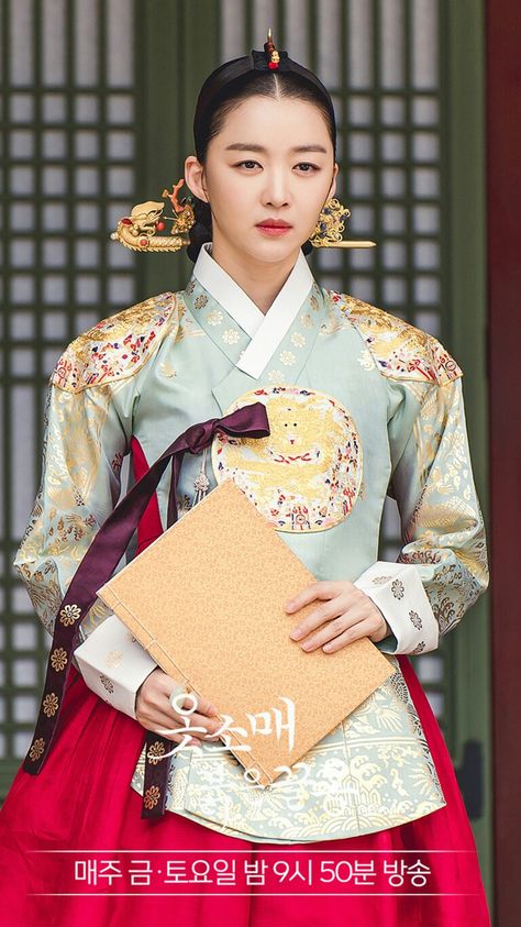 Queen Hanbok, Hanbok Photoshoot, Korean Historical Fashion, Asian Prom Dress, Hanbok Wedding Dress, Hanbok Wedding, Hanbok Traditional, Traditional Asian Dress, Korean Traditional Dress