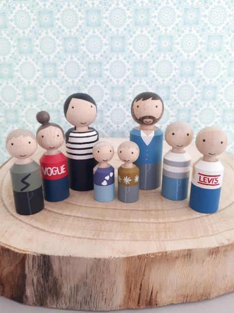 Peg doll family. Houten kegelpoppetjes gezin. Peg Dolls Family, Family Peg Dolls, Peg Family, Plants Table, Peg Doll Family, Wood Peg Dolls, Peg People, Clothespin Dolls, Doll Family