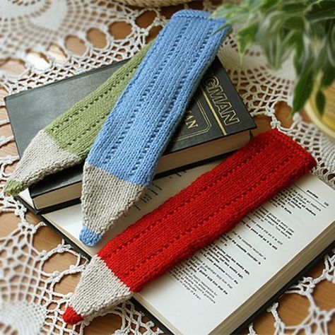 Crayon Bookmark - Free Pattern Stash Buster, Knitting Instructions, Crochet Bookmarks, Knitting Tutorial, Free Knitting Pattern, Easy Knitting, Loom Knitting, Knitted Toys, Machine Knitting