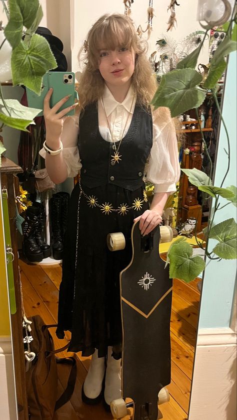 Dark Wizard Aesthetic Outfit, Casual Wizard Outfit, Witchy Casual Outfit, Spring Witch Outfit, Wizard Outfit Ideas, Wizard Inspired Outfits, Celestial Goth Outfit, Wizard Core Outfit, Whimsie Goth