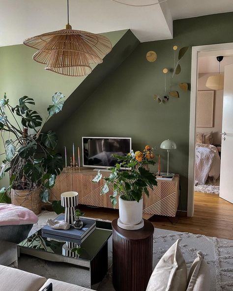 Apartment Therapy on Instagram: “Botanical beauty. (via @zusammen_wohnen)” Boho Living Room Inspiration, Bungalow Renovation, Bohemian Living Rooms, Cream Art, Office Room Decor, Kitchen Accessories Decor, Bohemian Living, Botanical Beauty, Dining Nook