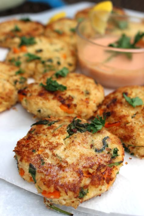 Better Than Restaurant Homemade Crab Cakes Recipe - Sweetie Pie and Cupcakes Blue Crab Meat Recipes, Seafood Cakes, Homemade Crab Cakes, Crab Cakes Recipe, Crab Cake Recipes, Seafood Bisque, Tuna Cakes, Crab Dishes, Blue Crabs