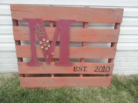 Over 25 options for pallet signs to decorate your home this fall. They are so inexpensive you could make new fall pallet projects each year. Pallet Outdoor Decor Diy, Outside Pallet Ideas, Pallet Yard Decor, Garden Pallet Decorations, Diy Pallet Decoration, Pallet Decoration Ideas, Pallet Projects Signs, Summer Display, Fall Pallets