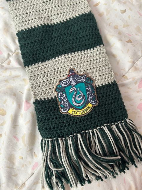 #harrypotter #harrypotterfan #slytherin #slytherinhouse #crochet #handmade Slytherin Crochet Scarf, Slytherin Scarf Crochet, Harry Potter Crochet Ideas, Crochet Slytherin, Slytherin Crochet, Harry Potter Scarf Pattern, Slytherin Scarf, Crochet Scarf For Beginners, Harry Potter Crochet