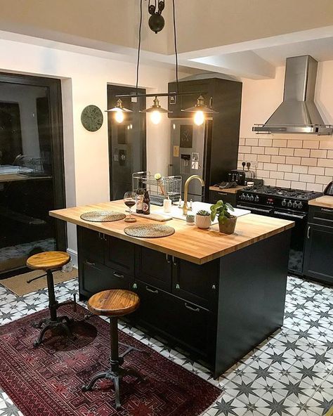 Dark Tiled Kitchen, Star Tiles Kitchen, Old Farmhouse Kitchen, Black Floor Tiles, Open Plan Kitchen Living Room, Patterned Floor Tiles, Dark Kitchen, Drinking Wine, Kitchen Floor Tile