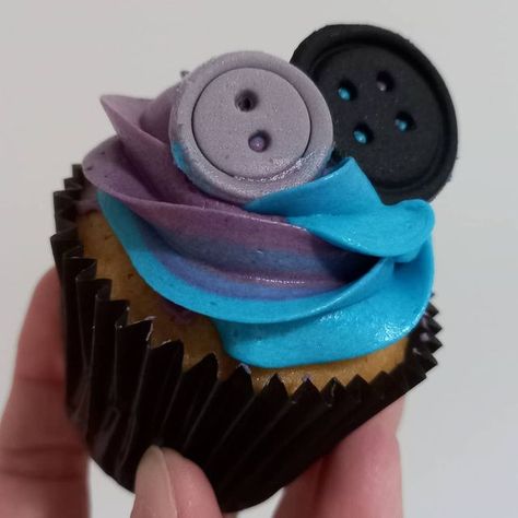 Deseos y Pasteles on Instagram: "Cupcakes temática Coraline para @mariajoseefinaaa . . . #cupcakes #cupcakesdecorados #galletitas #galletitaspersonalizadas" Welcome Home Cakes, Coraline Jones, Halloween Food Treats, Halloween Baking, Cute Birthday Cakes, 17th Birthday, Themed Cupcakes, Halloween Desserts, Halloween Snacks