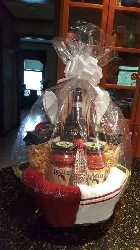 Pasta Basket Ideas, Baking Basket Ideas, Chinese Auction Ideas, Pasta Gift Basket Ideas, Pasta Gift Basket, Family Gift Basket Ideas, Food Gift Basket Ideas, Gift Basket Themes, Diy Christmas Gift Basket Ideas