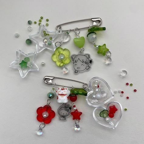 Handmade Aesthetic Jewelry, How To Make Safety Pin Charms, Cute Safety Pins, Safety Pin Shoe Charm, Bag Charm Safety Pin, Safety Pin Keychain, Safety Pin Charms, Pin Charms, Beaded Pins