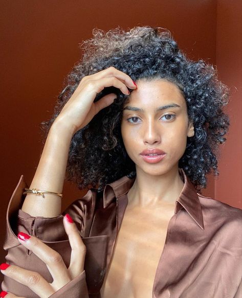 Imaan Hammam Style, Imaan Hammam, Aaliyah Style, African Princess, Pretty Skin Care, Model Aesthetic, Pretty Skin, Photography Women, Afro Hairstyles