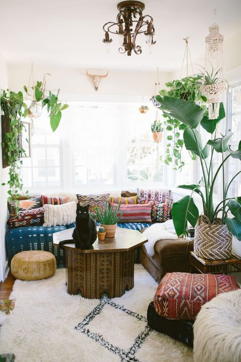 How to Make Your Brand Stand Out in a Crowded Market Chartreuse Living Room, Lush Plants, Living Etc, Grey Flooring, Retro Home Decor, Ranch Style, Retro Home, Decoration Design, Minimalist Home