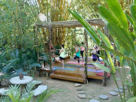 Outdoor Yoga Platform, Outdoor Yoga Space, Outdoor Yoga Studio, Backyard Yoga, Yoga Platform, Yoga Garden, Outdoor Meditation, Yoga Place, Yoga Shala