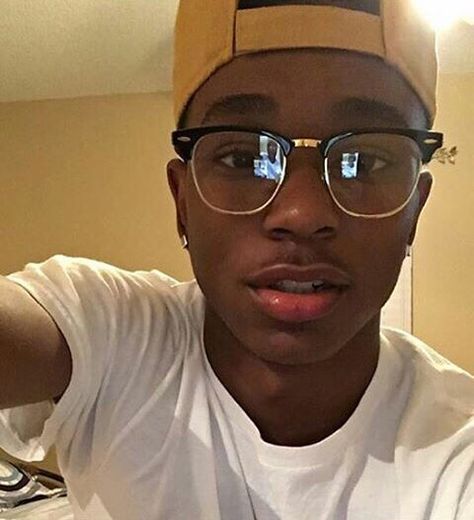 #cuteassboys Nino Lahiffe, Chocolate Men, Dark Skin Boys, Cute Black Guys, Corte De Cabelo Masculino, Black Boy, Wearing Glasses, Man Candy, Black Boys