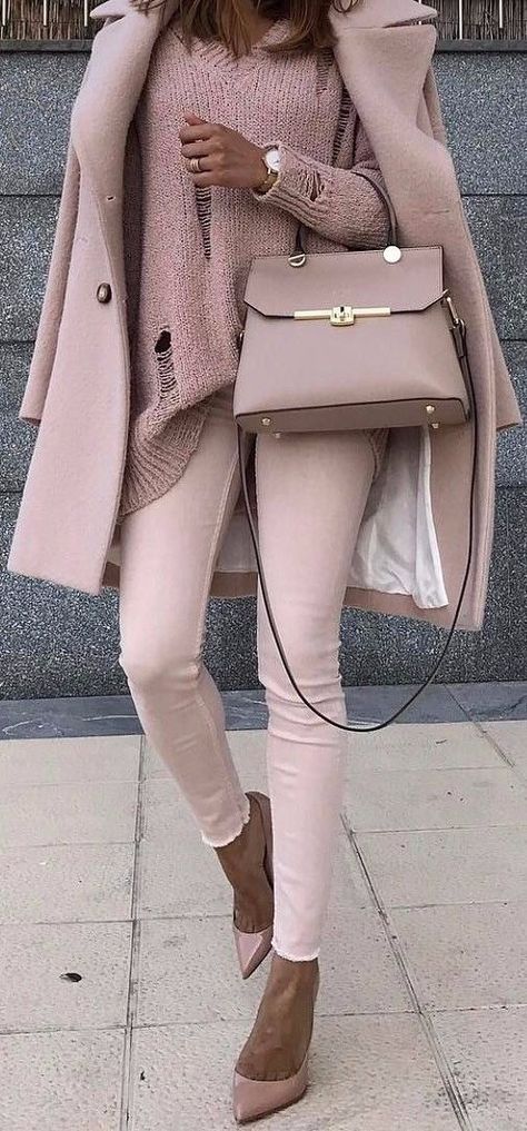 Kombinacije Style, Pink And Gold Outfit Women, Blush Pink Outfits Ideas, Pale Pink Outfit, Rose Gold Outfit, Mode Ab 50, Pale Pink Dress, Nude Outfits, Fall Fashion Coats