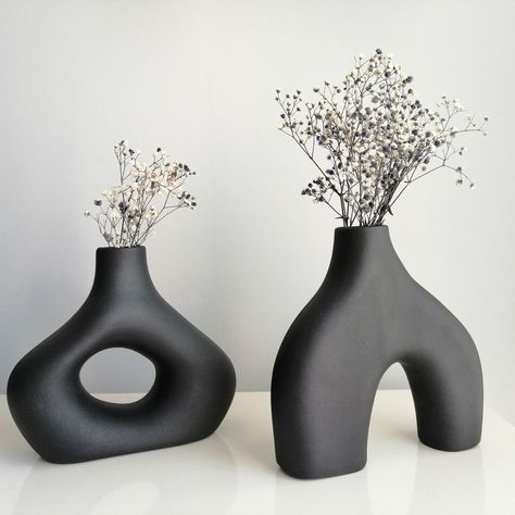 Modern Vases Decor, Homemade Vase, Donut Vase, Nordic Vase, Clothing Store Design, Unicorn Crafts, Handmade Ceramics Vase, Pinterest Room Decor, Black Vase