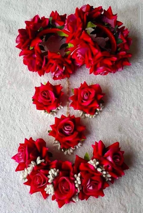 Simple Floral Jewellery, Red Flower Jewellery, Flower Gajra, Jewellery For Haldi, Flower Jewellery For Haldi, Flower Jewellery For Mehndi, Business Instagram Ideas, Flower Jewelry Designs, Wedding Flower Jewelry