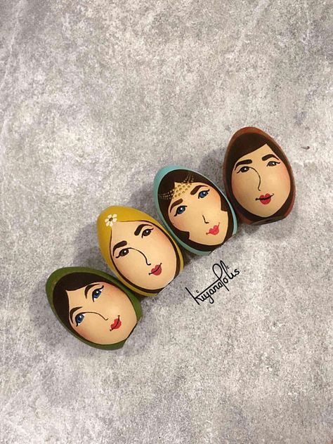 Persian New Year - Nowruz eggs - Norooz haft seen - Iranian New Year Nowruz Eggs, Rustic Candles Diy, Nowruz Table, Iranian New Year, Haft Sin, Haft Seen, Persian New Year, Iranian Cuisine, Romans 10 9